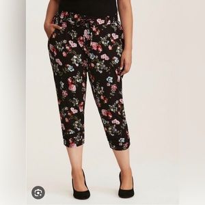 EUC Torrid Cropped Challis Jogger - Black Floral - Size 2X